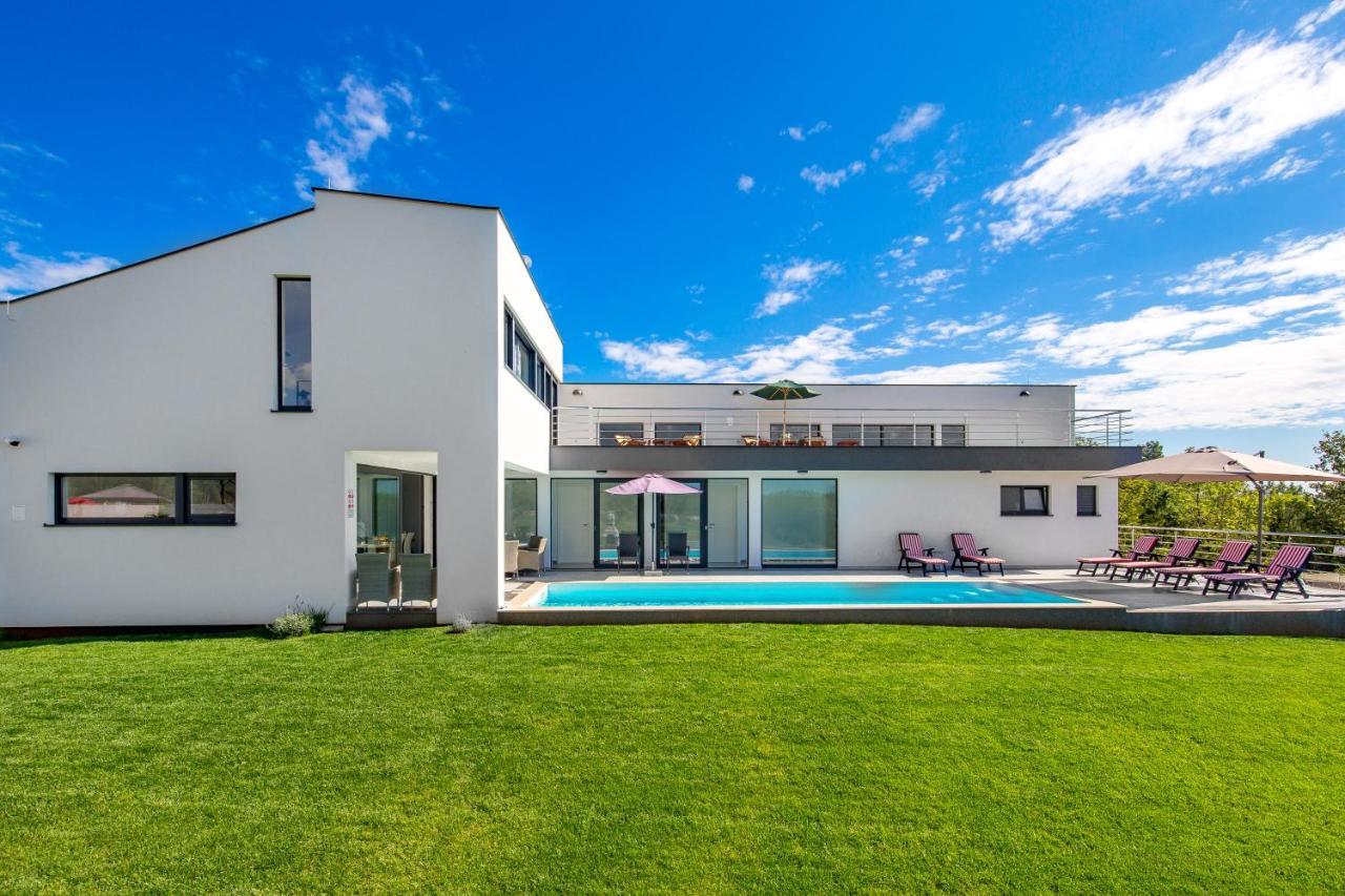 Elsa Villa *